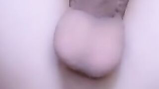 Чел дрочит длинный бритый хуй и прыгает на самотыке