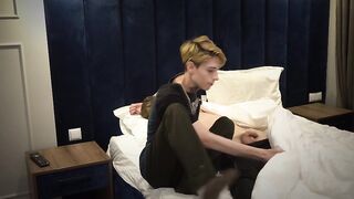 Худощавый пацан будит любимого минетом и в жопу отдается