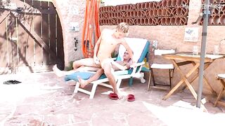 Парень отдыхает, пьет пиво и трахает товарища в жопу