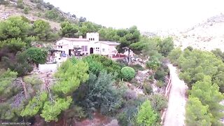 Парень отдыхает, пьет пиво и трахает товарища в жопу