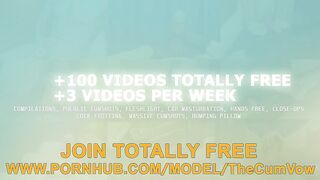 Возбужденный парень дома трется членом о подушку и балдеет