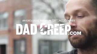 Друг отца фоткает парня и разводит его на анальный секс