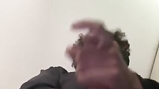 Кудрявый парень в общественном туалете мастурбирует