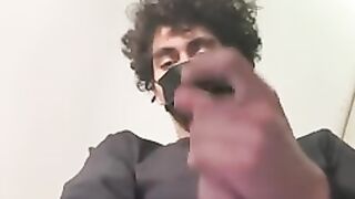 Кудрявый парень в общественном туалете мастурбирует