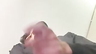 Кудрявый парень в общественном туалете мастурбирует