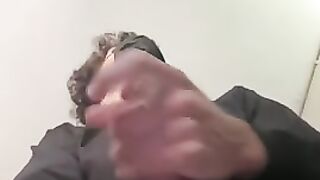 Кудрявый парень в общественном туалете мастурбирует