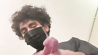 Кудрявый парень в общественном туалете мастурбирует