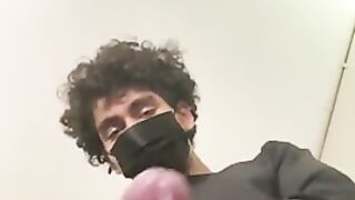 Кудрявый парень в общественном туалете мастурбирует