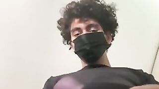 Кудрявый парень в общественном туалете мастурбирует