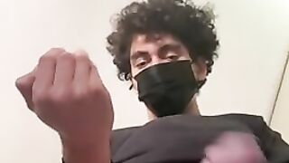 Кудрявый парень в общественном туалете мастурбирует