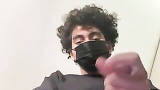 Кудрявый парень в общественном туалете мастурбирует