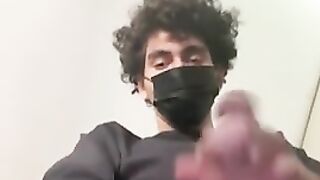 Кудрявый парень в общественном туалете мастурбирует