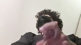 Кудрявый парень в общественном туалете мастурбирует