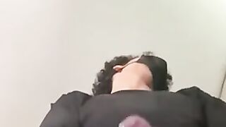 Кудрявый парень в общественном туалете мастурбирует