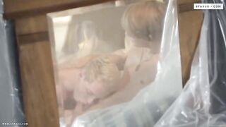 Пацаны покрыли мебель клеенкой, чтобы ничего не испачкать