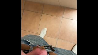 Подборка с парнями, которые ласкают свои фаллосы и кончаю