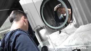 Мужик в гостинице трогает тело и ласкает пенис смазливого паренька