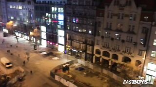 Мужик в гостинице трогает тело и ласкает пенис смазливого паренька