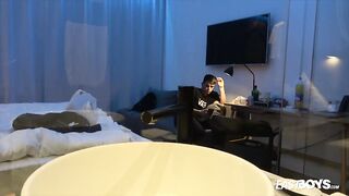 Мужик в гостинице трогает тело и ласкает пенис смазливого паренька