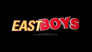 Мужик в гостинице трогает тело и ласкает пенис смазливого паренька