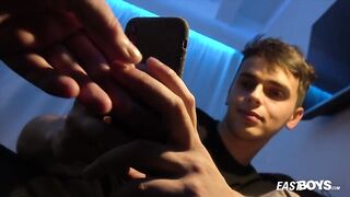 Мужик в гостинице трогает тело и ласкает пенис смазливого паренька