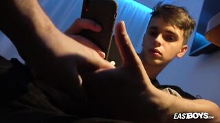 Мужик в гостинице трогает тело и ласкает пенис смазливого паренька