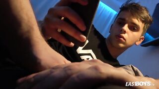 Мужик в гостинице трогает тело и ласкает пенис смазливого паренька