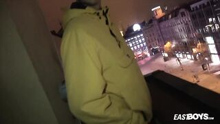 Мужик в гостинице трогает тело и ласкает пенис смазливого паренька