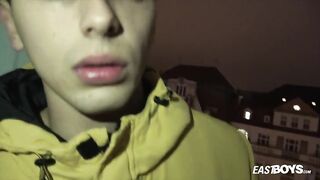 Мужик в гостинице трогает тело и ласкает пенис смазливого паренька