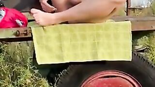 Парень в поле мастурбирует член и садится на искусственный хуй