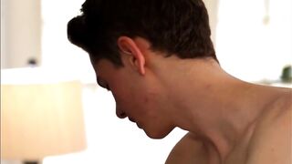 Привязывает к кровати руки партнера после страстного секса на кровати