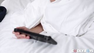 Стройный парень подставляет своё очко под хуй качка