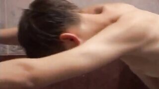 Молодые люди практикуют минет и анал в ванне