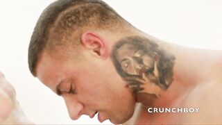 Крепкий парень трахает более молодого любовника в очко