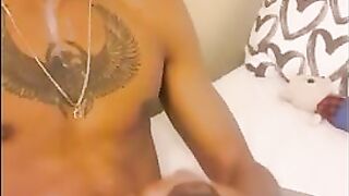 Темнокожий онанист хочет кончить