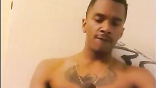 Темнокожий онанист хочет кончить