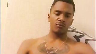 Темнокожий онанист хочет кончить