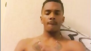 Темнокожий онанист хочет кончить