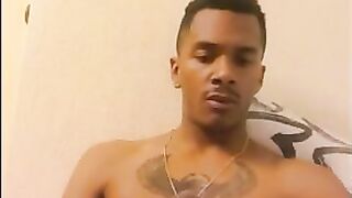 Темнокожий онанист хочет кончить