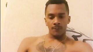 Темнокожий онанист хочет кончить