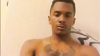 Темнокожий онанист хочет кончить