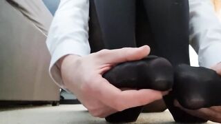 Секретарша в колготках шалит в офисе