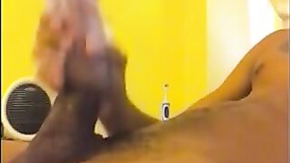 Чернокожий парень мастурбирует член сидя