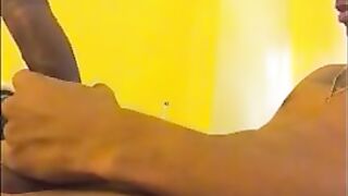 Чернокожий парень мастурбирует член сидя