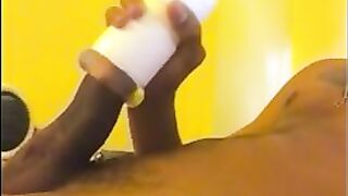 Чернокожий парень мастурбирует член сидя