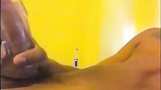 Чернокожий парень мастурбирует член сидя