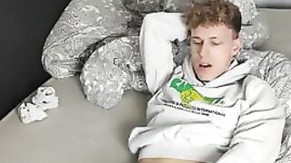 Парень дрочит член и трахает попку пальцем