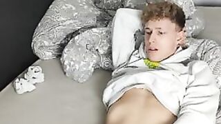 Парень дрочит член и трахает попку пальцем