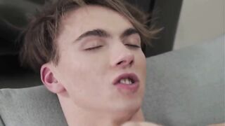 Пацаны скромно на диванчике перепихнулись втроем