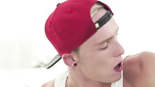 Парень ебет жопу бойфренда в кепке на белом диване